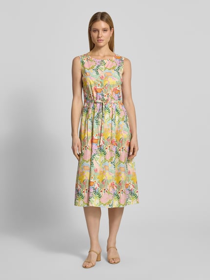 Frauenmodel trägt Midikleid im Allover-Look mit Bindegürtel von WHITE LABEL aus reiner Baumwolle, A-Linie, Rundhalsausschnitt, Knopfleiste, Rückenlänge 117 cm bei Größe 36, Brustweite 49 cm, Ganzkörperansicht von vorne.