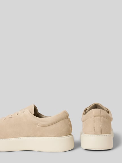 Produktfoto, Sneaker aus echtem Leder mit Logo-Detail von Copenhagen, beżowe sneakersy skórzane, zaokrąglony krój, detal z logo, wiązanie, wysokość obcasa 5 cm, wysokość cholewki 8 cm, szerokość w rozmiarze 44: 8 cm.