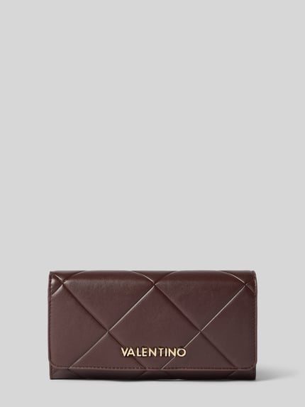 Produktfoto, Portemonnaie mit Logo-Schriftzug Modell 'ASTRID' von Valentino Bags in Lederoptik, Rautenstruktur, goldfarbene Akzente, rechteckige Form, mit Hauptfach, Reißverschlussfach, Münzfach und Kartenfächern, neutrale Farbgebung.