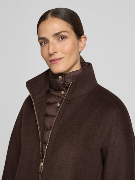Frauenmodel trägt Regular Fit Steppmantel aus Woll-Mix Modell 'Carmila' von JOOP! in Dunkelbraun, glatte Struktur, Nahaufnahme Oberkörper, Damen Steppmantel von JOOP!