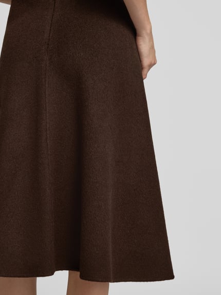 Frauenmodel trägt A-Linien Midi-Rock aus Woll-Lyocell-Mix Modell 'Vukina_DF' von BOSS, dunkelbraune Textur, Detailaufnahme, Damen Midi-Rock von BOSS.