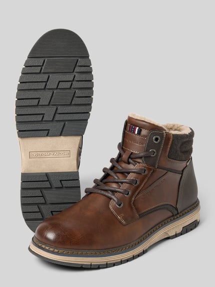 Produktfoto, Schnürstiefel mit Warmfutter Modell 'Olwin' von TOM TAILOR in Lederoptik mit Struktur, Label-Detail und profilierter Sohle