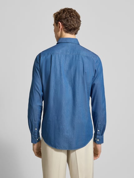 Männermodel trägt Regular Fit Freizeithemd mit Kentkragen Modell 'SPENSER' von Tiger Of Sweden in Blau, reine Baumwolle, Ganzkörperansicht Rückansicht.