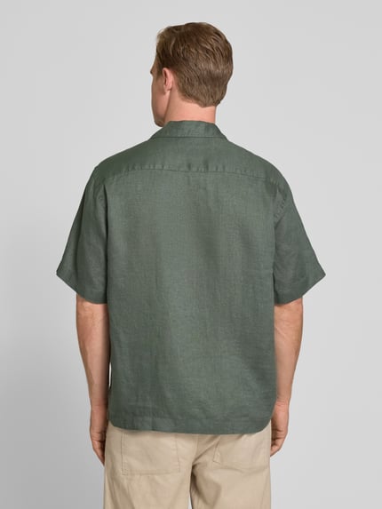 Męski model nosi Relaxed Fit Leinenhemd mit Resortkragen Modell 'KYLIAN' od SELECTED HOMME, zielony len, krótki rękaw, gładki wzór, całkowity widok z tyłu