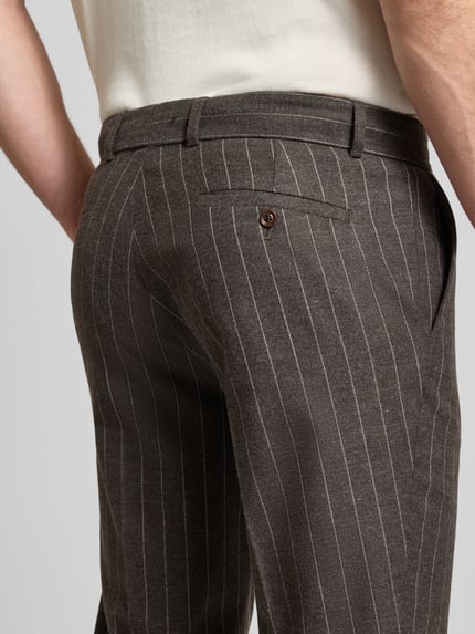 Männermodel trägt donkerbruine straight fit pantalon met wol, bandplooien en strepen, Model 'Cole' van CG – CLUB of GENTS, detailaufnahme rug.