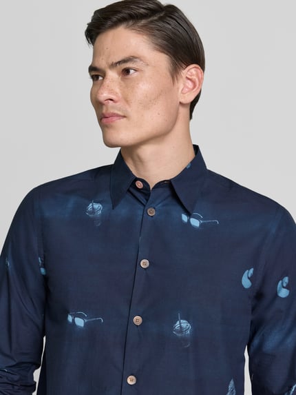 Männermodel trägt Regular Fit Freizeithemd mit Kentkragen von PAUL SMITH in Dunkelblau mit dezentem Print, reine Baumwolle, Nahaufnahme Oberkörper.