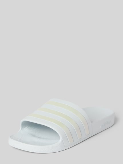 Produktfoto, Badeschuhe mit Label-Prägung Modell 'ADILETTE AQUA' van adidas Sportswear, look: effen kleuren, punt van de schoen: open teen, hakvorm: plat, applicatie: label in reliëf, labelstrepen, sluiting: comfortmodel/open, zool: gestructureerd.