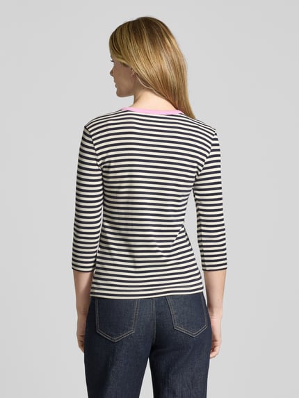 Vrouwenmodel draagt T-shirt met streepmotief en 3/4-mouw van Christian Berg Woman, katoen- en viscosemix, slim fit, ruglengte maat S 56 cm, Ganzkörperansicht Rückansicht.