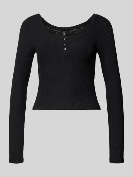 Produktfoto, schwarzes Slim Fit Langarmshirt mit U-Boot-Ausschnitt, Knopfleiste und feinem Rippstrick, Modell 'JULIANE LIFE' von Only, unifarbene Optik