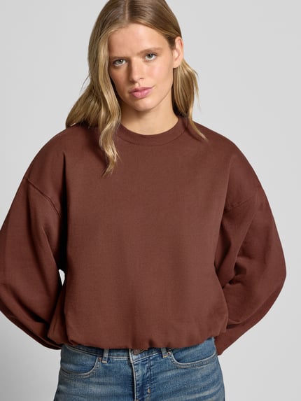 Frauenmodel trägt Sweatshirt mit Rundhalsausschnitt Modell 'BIA' von Topshop in Braun, Baumwoll-Mix, Regular Fit, Nahaufnahme Oberkörper.