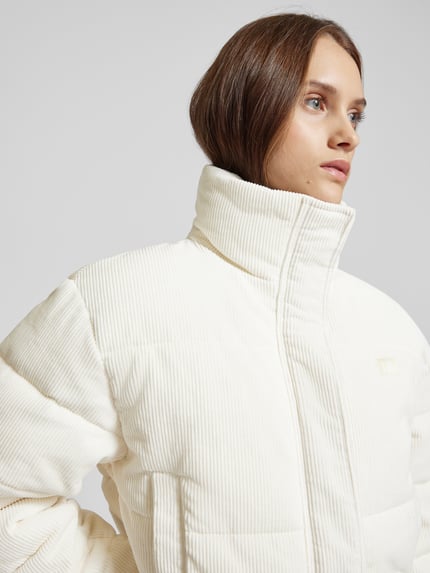 Calvin Klein Jeans Steppjacke aus Cord mit Stehkragen Ecru 3