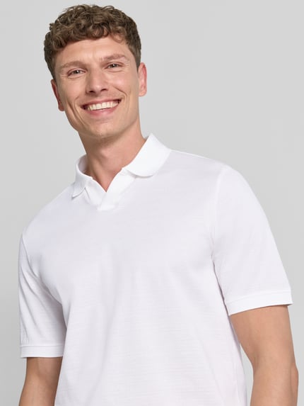 Männermodel trägt Regular Fit Poloshirt mit Strukturmuster von bugatti in Weiß, reine Baumwolle, Nahaufnahme Oberkörper.