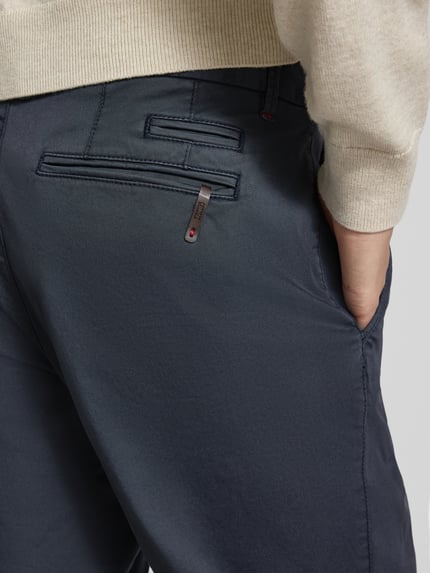 Männermodel trägt Hose mit Gesäßtaschen Modell 'WOOD' von Cinque, Baumwoll-Elasthan-Mix, Slim Fit, Nahaufnahme Gesäßtasche.