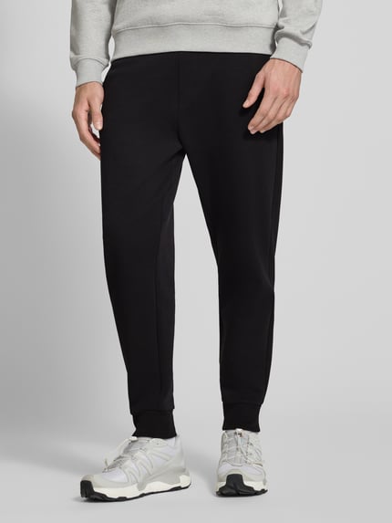Männermodel trägt schwarze Regular Fit Sweathose aus Baumwoll-Mix Modell 'C-Locsin 01' von BOSS, Herren Sweathose, Nahaufnahme Unterkörper.