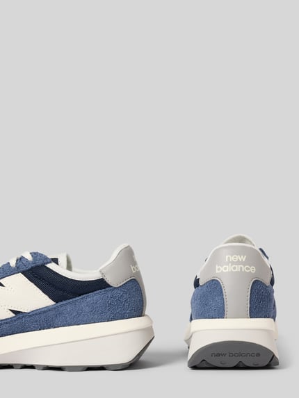 Produktfoto, Sneaker mit Label-Details Modell 'U370' von New Balance in Blau und Weiß, abgerundete Form, strukturierte Sohle, Damen, Schnürung, Absatzhöhe 5 cm, Schafthöhe 7 cm, Schaftweite 7 cm