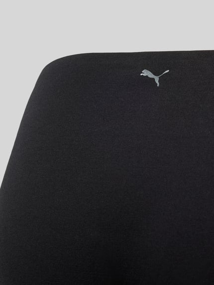 Frauenmodel trägt Slip mit elastischem Bund von PUMA im Baumwoll-Elasthan-Mix mit körpernaher Passform, Nahaufnahme Oberkörper.