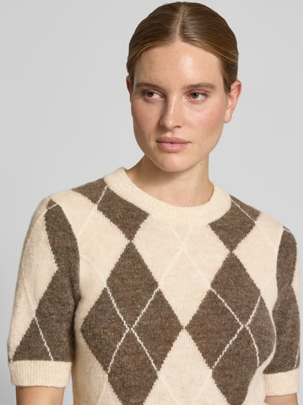 Frauenmodel trägt Strickpullover aus Woll-Mix mit 1/2-Arm Modell 'JOHI' von YAS, beige-braun kariert, Rundhalsausschnitt, Nahaufnahme Oberkörper.