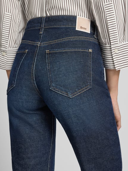 Frauenmodel trägt Straight Fit Jeans aus Baumwoll-Mix Modell 'MADISON S' von Brax in Dunkelblau mit sichtbarer Struktur, Nahaufnahme Rückansicht, Damen Straight Fit Jeans von Brax.