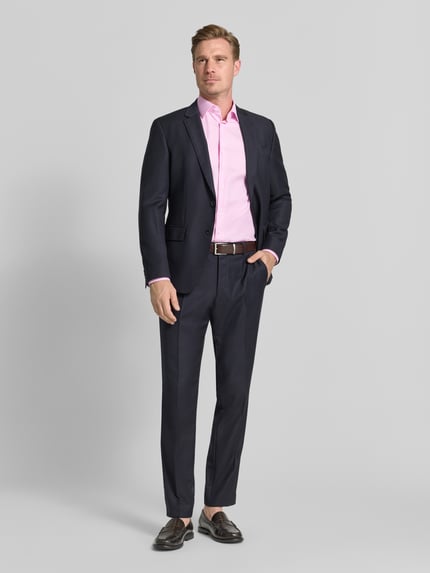 Männermodel trägt Regular Fit Business-Hemd mit Strukturmuster und Kentkragen von Christian Berg Men in Rosa, Ganzkörperansicht von vorne. Strukturmuster, reine Baumwolle, Rückenlänge 78 cm, Schulterbreite 46 cm, Ärmellänge 65 cm.