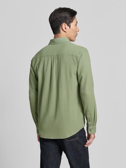 Männermodel trägt Relaxed Fit Freizeithemd aus reiner Baumwolle von Tom Tailor Denim, Optik: Unifarben, Ganzkörperansicht Rückansicht.