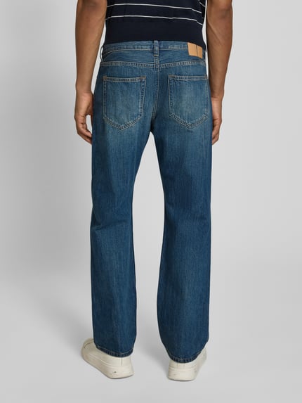 Männermodel trägt Jeans im Used-Look Modell 'Type 2' von Wood Wood, Reine Baumwolle, Relaxed-Fit, Ganzkörperansicht Rückansicht. Bundweite 43 cm, Innenbeinlänge 77 cm bei Größe 32/32.