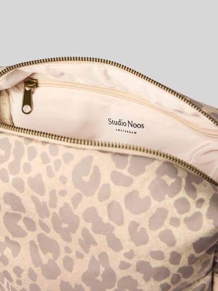 Produktfoto, Kosmetiktasche mit Allover-Animal-Print Modell 'Puffy' von STUDIO NOOS, beż i brązowe cętki, wewnętrzna kieszeń na zamek, damska