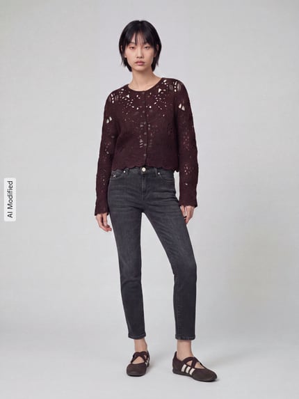 Frauenmodel trägt Slim Fit Jeans aus Baumwoll-Mix Modell 'PIPER SHORT' von CAMBIO, grauer Farbton, Damen Slim Fit Jeans, Ganzkörperansicht von vorne, KI-modifiziertes Bild.