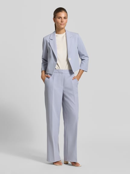 Frauenmodel trägt Regular Fit Weite Hose mit Bügelfalten von s.Oliver BLACK LABEL, Optik: Unifarben, Materialverarbeitung: Twill, Ganzkörperansicht von vorne.