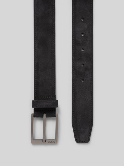 Productfoto, herenriem van suède in zwart met doornsluiting en label in reliëf, model 'ELLOY' van BOSS, materiaal rundleer
