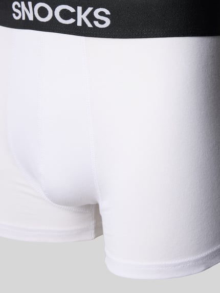 Männermodel trägt Trunks mit Logo und elastischem Bund im 2er-Pack von Snocks, Baumwoll-Elasthan-Mix, körpernahe Passform, Nahaufnahme Oberkörper.