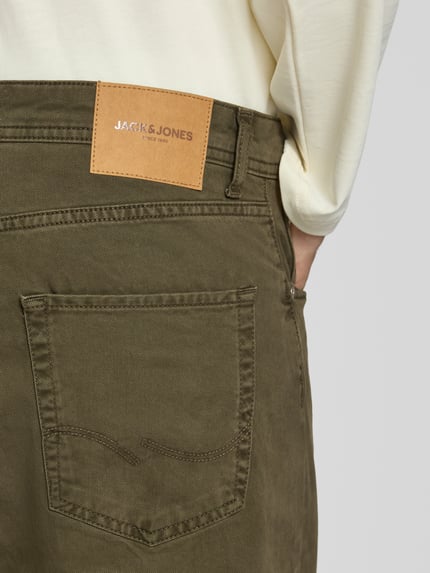 Mannelijk model draagt Straight Fit jeans uit puur katoen Model 'ALEX ORIGINAL' van JACK & JONES, 5-pocketmodel, detailopname, context: heren jeans, knoop- en ritssluiting, bandwijdte maat 32/32: 43 cm, binnenbeenlengte maat 32/32: 73 cm.