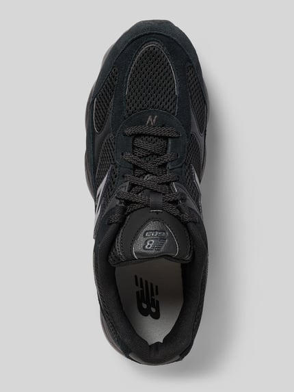 Produktfoto, Sneaker aus Leder-Mix von New Balance in Schwarz mit Logo-Detail, runder Form und profilierter Sohle, strukturierte Textur