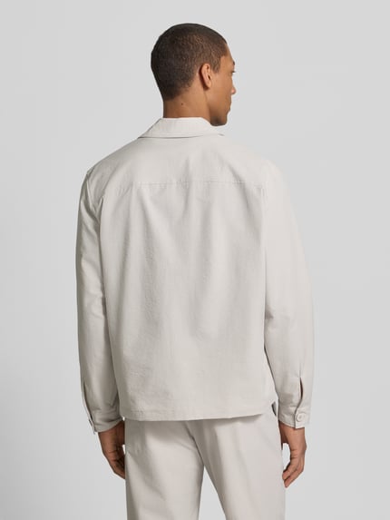 Mannelijk model draagt Regular Fit Hemdjacke met borstzakken van JAKE*S STUDIO MEN, lichte kleur, rugaanzicht, elastische materiaalmix.