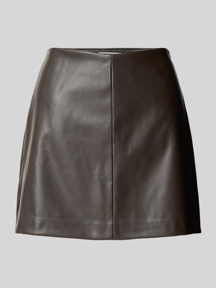 Produktfoto, Regular Fit Mini-Rock in Leder-Optik Modell 'NIELLA' von ONLY in dunklem Braun mit glatter, leicht glänzender Oberfläche, Damen Mini-Rock von ONLY