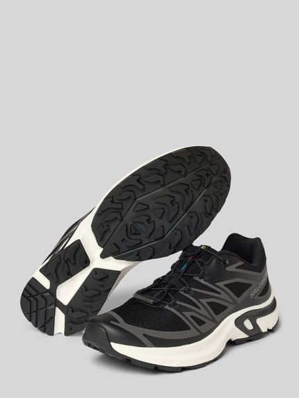 Produktfoto, Sneaker mit Logo Modell 'XT-EVR' von Salomon in Schwarz mit abgerundeter Spitze, Schnürung, profilierter Sohle, textiler Struktur.