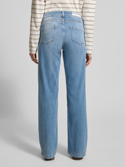 Kobiece model prezentuje Wide Leg Jeans im Used-Look Modell 'Sina' od Smith and Soul, mieszanka bawełny, wpuszczane kieszenie, efekt znoszenia, jasnoniebieski, szerokość w pasie 39 cm, długość wewnętrzna nogawki 81 cm, widok całej sylwetki od tyłu.
