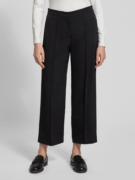 Frauenmodel trägt Culotte mit Längsnähten Modell 'PALINA' von Raffaello Rossi, weites Bein, verkürzte Passform, Ganzkörperansicht von vorne.