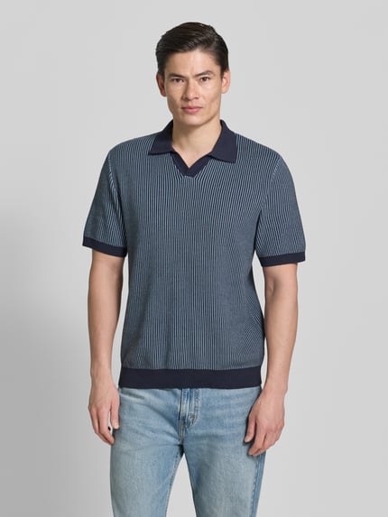 Mannelijk model draagt Regular Fit Poloshirt in breilook model 'Preston' van Jack & Jones Premium, katoen, blauw met fijne streepjes, polokraag, korte mouwen, regular fit, vooraanzicht bovenlichaam.