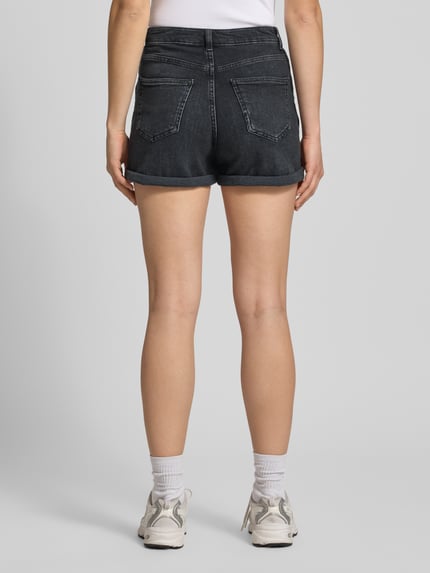Vrouwenmodel draagt Regular Fit Jeansshorts uit katoenmix model 'JOSEPHINE' van Only, denimlook, 5-pocketmodel, labelpatch, knoop- en ritssluiting, riemlussen, kleur donkergrijs, textuur glad, materiaal katoenmix, ganzicht achteraan.