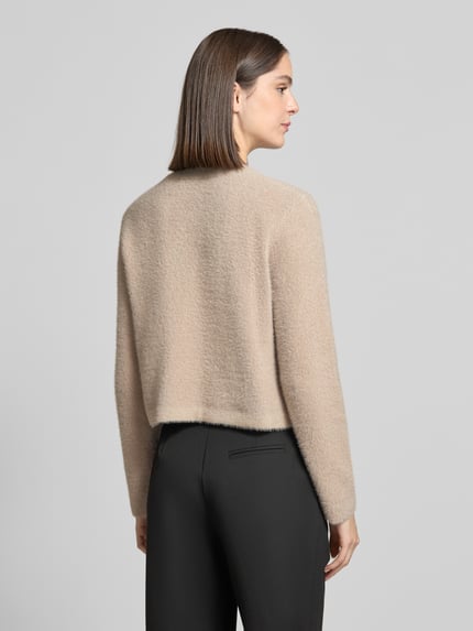Frauenmodel trägt Strickjacke mit Boucléstruktur von Betty Barclay in Beige, strukturierte Oberfläche, lange Ärmel, Ganzkörperansicht Rückansicht.