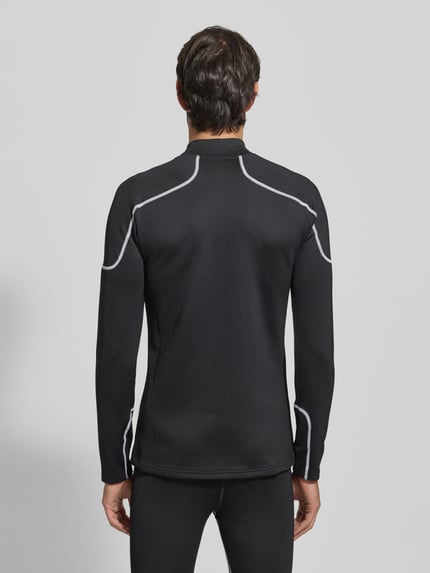 Mężczyzna model nosi Funktionsshirt mit Stehkragen und Label-Stitching von Under Armour, czarny, mieszanka materiałów z dodatkiem streczu, krój slim fit, wyhaftowane logo, model Cold Weather Grid, długość tyłu w rozmiarze M: 73 cm, widok całej sylwetki z tyłu.