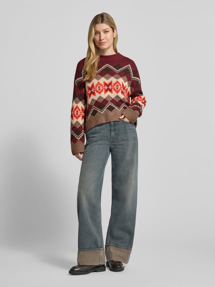 Vrouwenmodel draagt Strickpullover im Allover-Look met Rundhalsausschnitt van Oui, katoenmix, relaxed fit, All-over look, ruglengte maat 36: 48 cm, mouwlengte maat 36: 52 cm, Ganzkörperansicht van voren