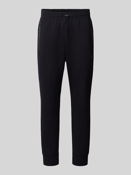 Produktfoto, Sweatpants mit Label-Detail von Champion, schwarze Hose, gerader Schnitt, elastischer Bund, seitliche Reißverschlusstaschen, stretchiger Baumwoll-Materialmix