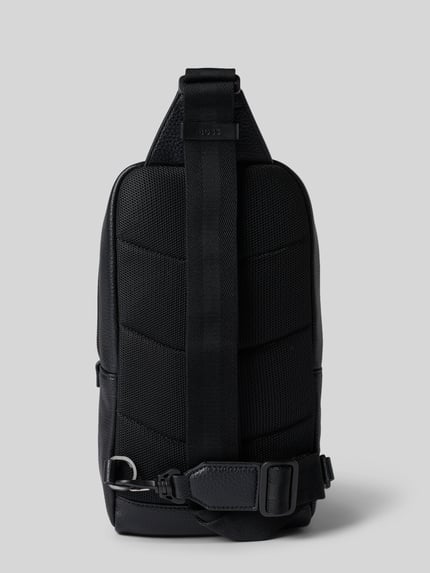 Produktfoto, Umhängetasche in Leder-Optik Modell 'Ray EVO_Monostrap' von BOSS für Herren, schwarze Oberfläche, strukturierte Textur, Rückansicht