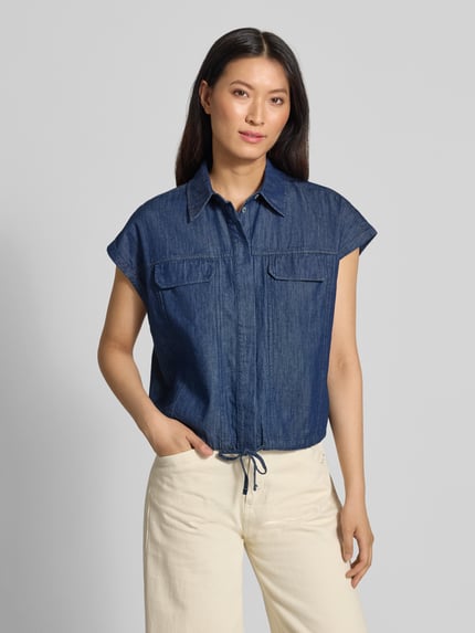 Vrouwenmodel draagt Regular fit blouse met korte mouwen van katoen model 'Fulisma' van OPUS in donkerblauw, dames, nahaufnahme bovenlichaam.