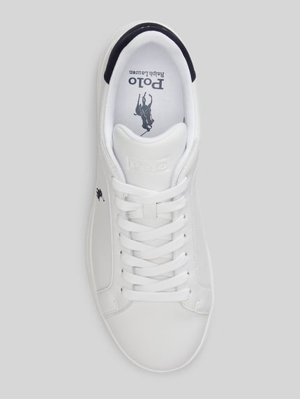 Productfoto, Low Top Sneaker aus echtem Leder van Polo Ralph Lauren in wit met contrasterend detail, ronde neus, vetersluiting, logoprint, gestructureerde zool, glad leren materiaal.