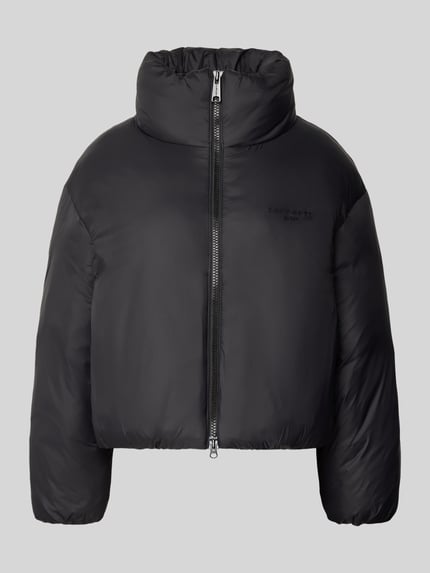 Produktfoto, czarna bomberka z materiału o matowej fakturze, stójka, zamek błyskawiczny dwustronny, logo Carhartt Work In Progress, Regular Fit, Model 'Demi', długość tyłu 55 cm, szerokość ramion 54 cm, szerokość klatki piersiowej 58 cm, długość rękawów 54 cm.