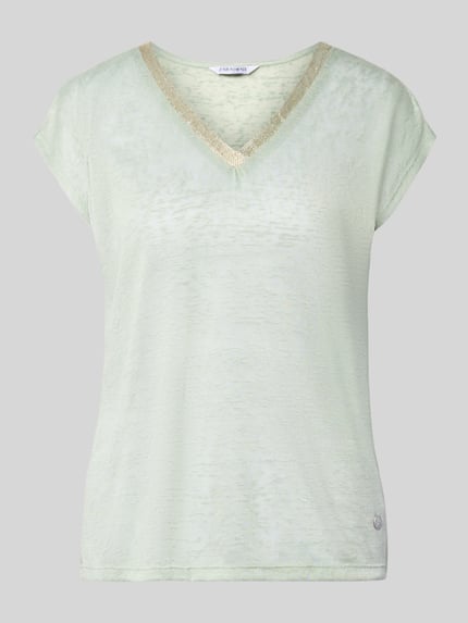 Productfoto, lichtgroen T-shirt uit viscosemix model 'Sa44ylor' van ZABAIONE, regular fit, V-hals met gouden boord, kapmouwen, gladde textuur, ruglengte maat S: 59 cm.