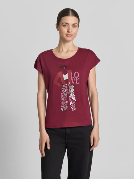 Frauenmodel trägt T-Shirt mit Motiv-Print und Rundhalsausschnitt von Christian Berg Woman im Baumwoll-Viskose-Mix, Regular-Fit, Damen T-Shirt in Dunkelrot mit farbigem Motiv-Print, Rückenlänge bei Größe S: 55 cm, Ganzkörperansicht von vorne.