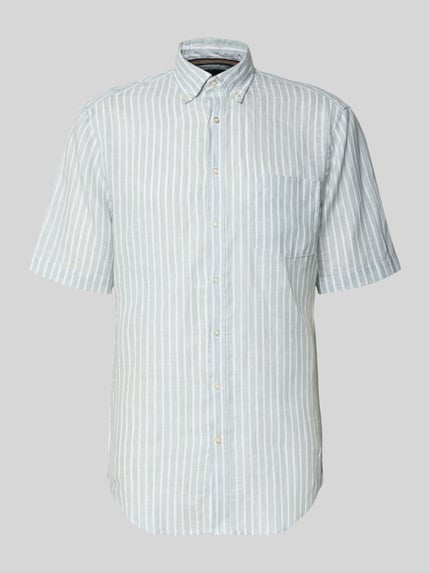 Produktfoto, Regular Fit Freizeithemd aus Leinen von Christian Berg Men in Weiß mit hellgrauen Streifen, Button-Down-Kragen, kurze Ärmel, Knopfleiste und Brusttasche, aus reinem Leinen, Struktur weich und leicht, klassische Passform